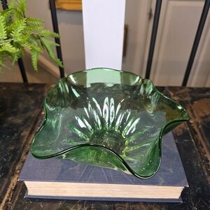 Murano Style Art Glass Bowl Vintage Vaseline Green Ruffled Edge Starburst 8"